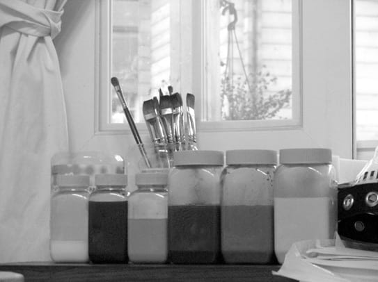 창가에 놓인 물감통과 붓