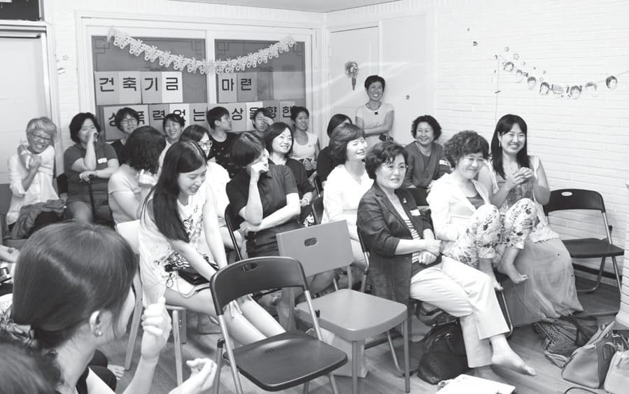 빈 상담소 공간에 모인 사람들