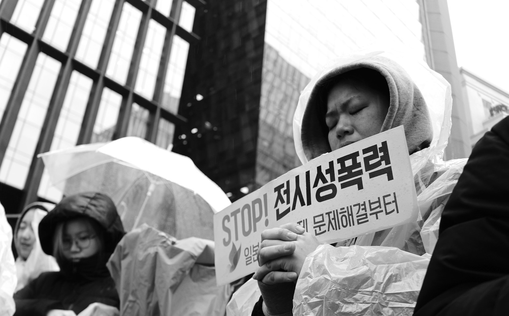 제1426차 수요시위에서 묵념 중인 오매 부소장