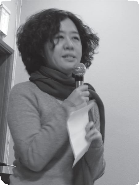 마이크를 든 활동가