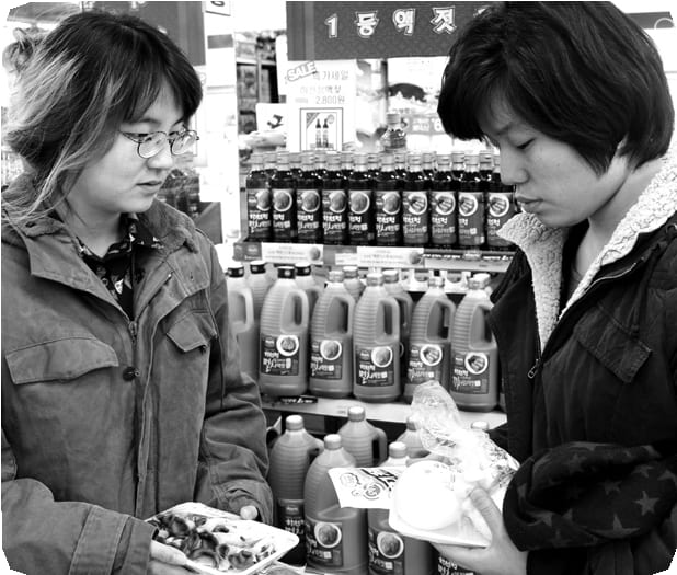 마트에서 재료를 고르는 두 도전자