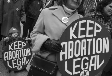 KEEP ABORTION LEGAL 팻말을 든 시위 참가자들