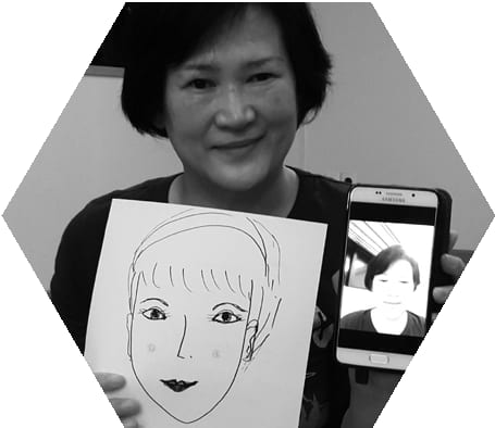 자신의 초상화를 들고 있는 활동가