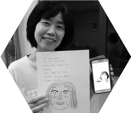 자신의 초상화를 들고 있는 활동가