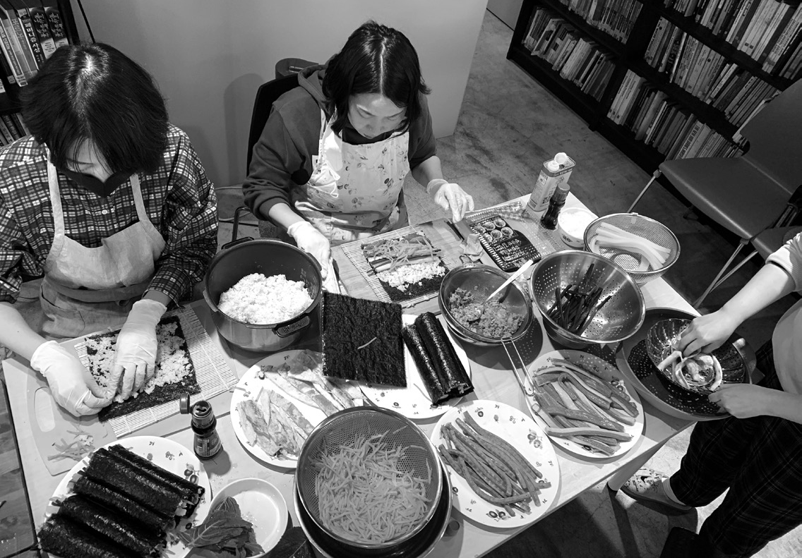 상담소 생일 맞이 소풍을 위해 김밥을 만들고 있는 백목련, 파이, 주리