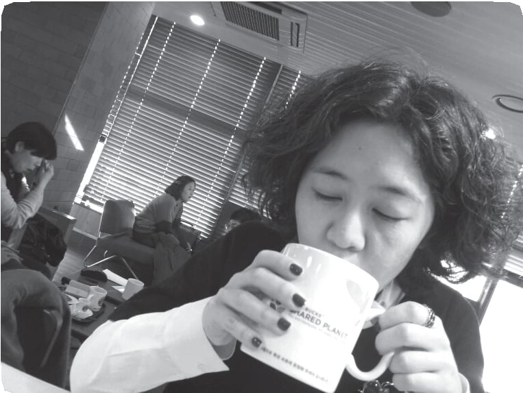 차를 마시는 이윤상 소장
