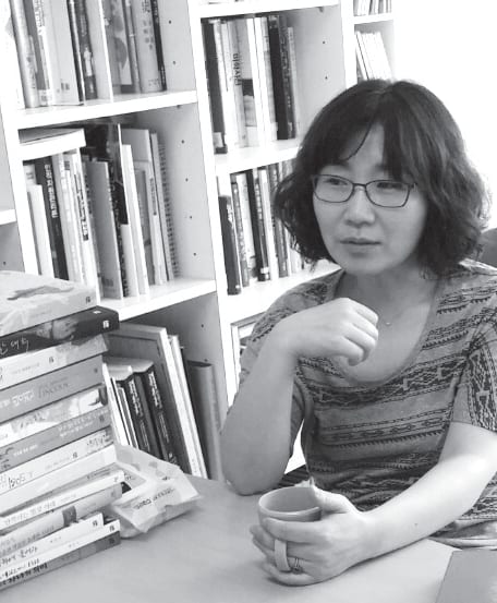 인터뷰 중인 디자인이즈 추정희 실장