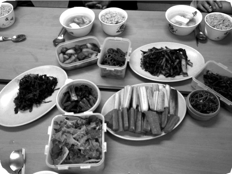 현미밥과 야채 반찬이 차려진 밥상