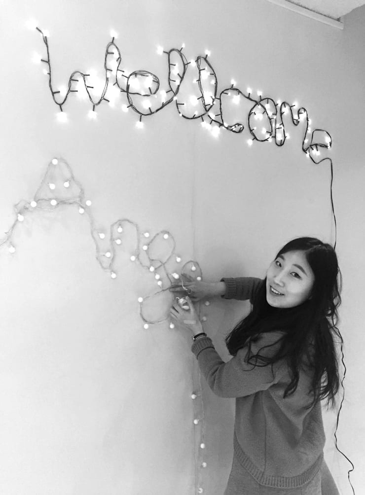 레터링 설치 중인 기획단 주미님