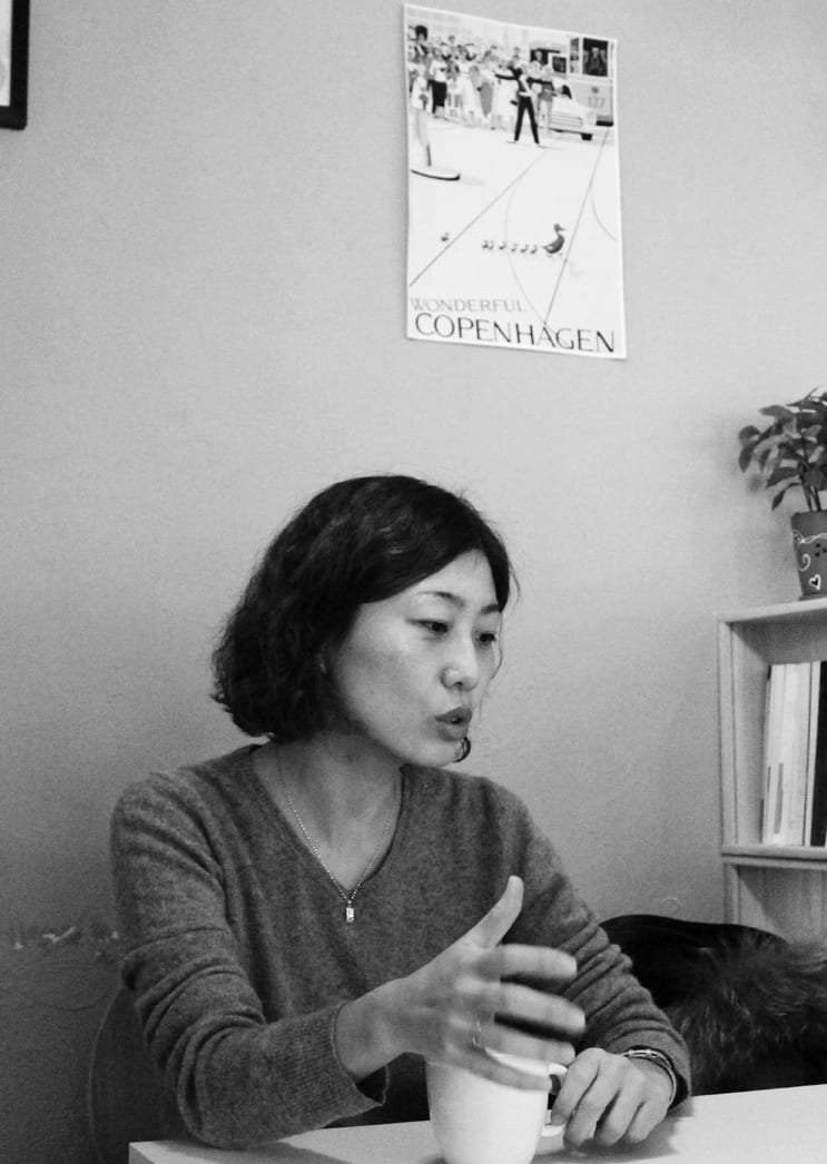 인터뷰 중인 조희경 무용가