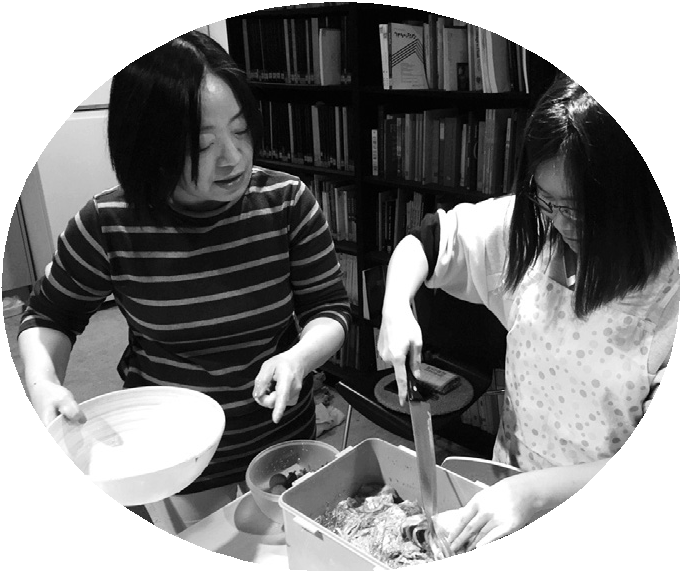 요리멘토 은희조의 밀착 조언으로 묵은지 손질법을 배우고 있는 모습