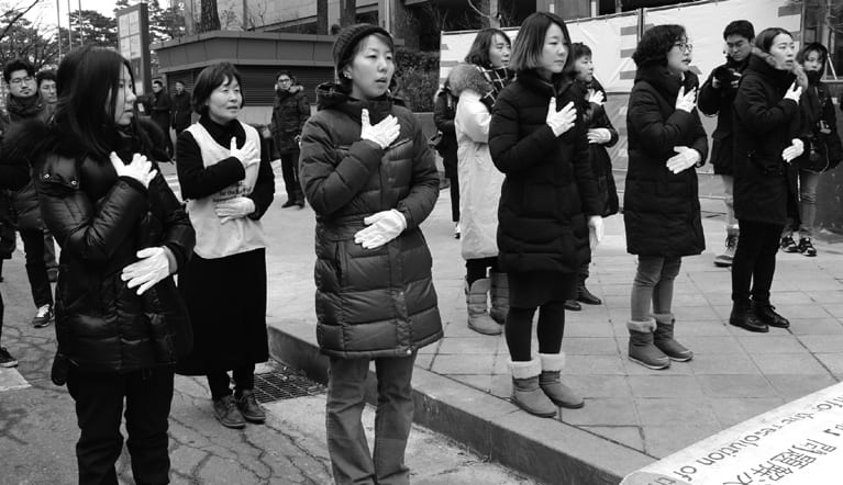 활동가들의 '거위의 꿈' 수화 공연