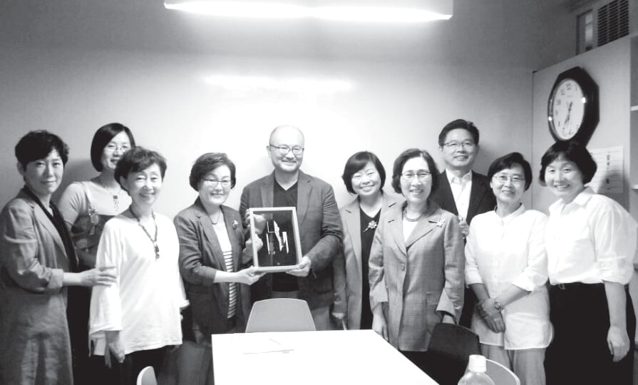 상담소 활동가들과 함께한 기념 사진