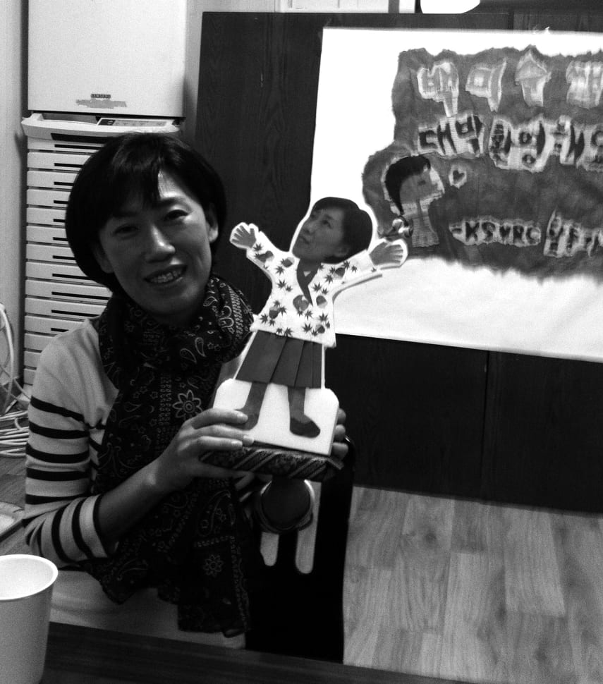 인형을 들고 있는 백미순 소장