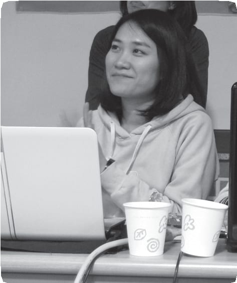 노트북 앞에 앉은 활동가