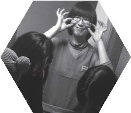 손동작을 하며 웃고 있는 활동가